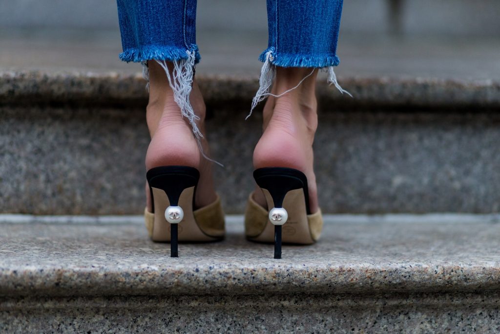 trench cape from SET, Levis denim jeans, Chanel shoes, Gucci bag and Chloe sunglasses NEW YORK, NY - SEPTEMBER 13: German fashion blogger and model Alexandra Lapp (@alexandralapp_) wearing a trench cape from SET, Levis denim jeans, Chanel shoes, Gucci bag and Chloe sunglasses on September 13, 2016 in New York City. (Photo by Christian Vierig/Getty Images) *** Local Caption *** Alexandra Lapp