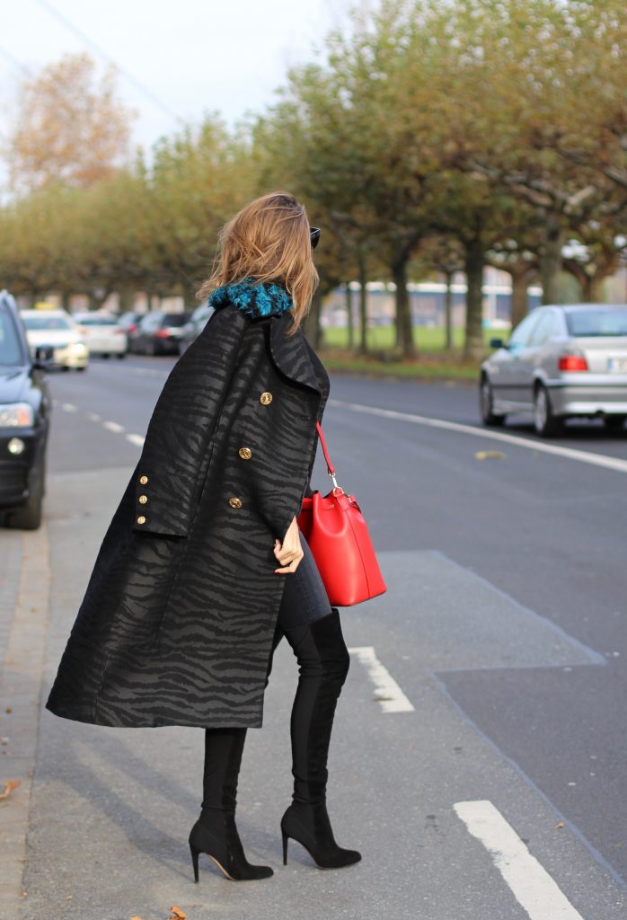 DÜSSELDORF; GERMANY - DEZEMBER : German model and fashion blogger Alexandra Lapp (@alexandralapp_) wearing Kenzo x H&M sweater and coat Céline sunglasses, Gianvito Rossi overknees and Camelia Roma bag on Dezember, 2016 in Germany*** Local Caption *** Alexandra Lapp