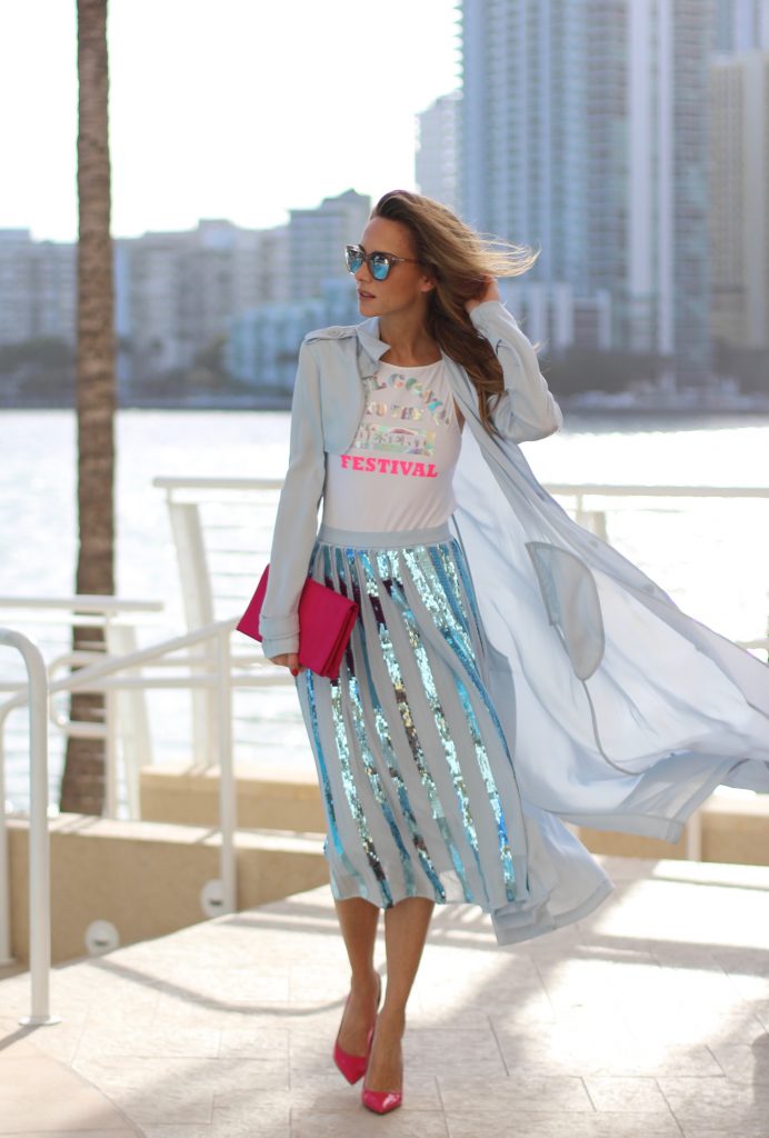 MANDARIN ORIENTAL; MIAMI; FLORIDA - JANUARY : German model and fashion blogger Alexandra Lapp (@alexandralapp_) wearing a light blue trenchcoat, a pleated skirt in metallic blue and a body from Patrizia Pepe, pink pumps and pink silk clutch by Prada and sunglasses from Le Specs on January, 2017 in Miami *** Local Caption *** Alexandra Lapp
