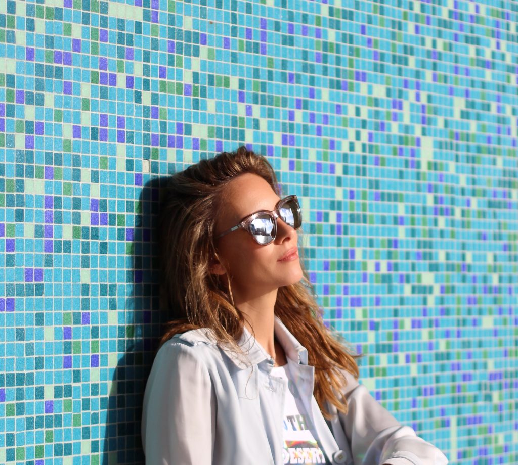MANDARIN ORIENTAL; MIAMI; FLORIDA - JANUARY : German model and fashion blogger Alexandra Lapp (@alexandralapp_) wearing a light blue trenchcoat, a pleated skirt in metallic blue and a body from Patrizia Pepe, pink pumps and pink silk clutch by Prada and sunglasses from Le Specs on January, 2017 in Miami *** Local Caption *** Alexandra Lapp