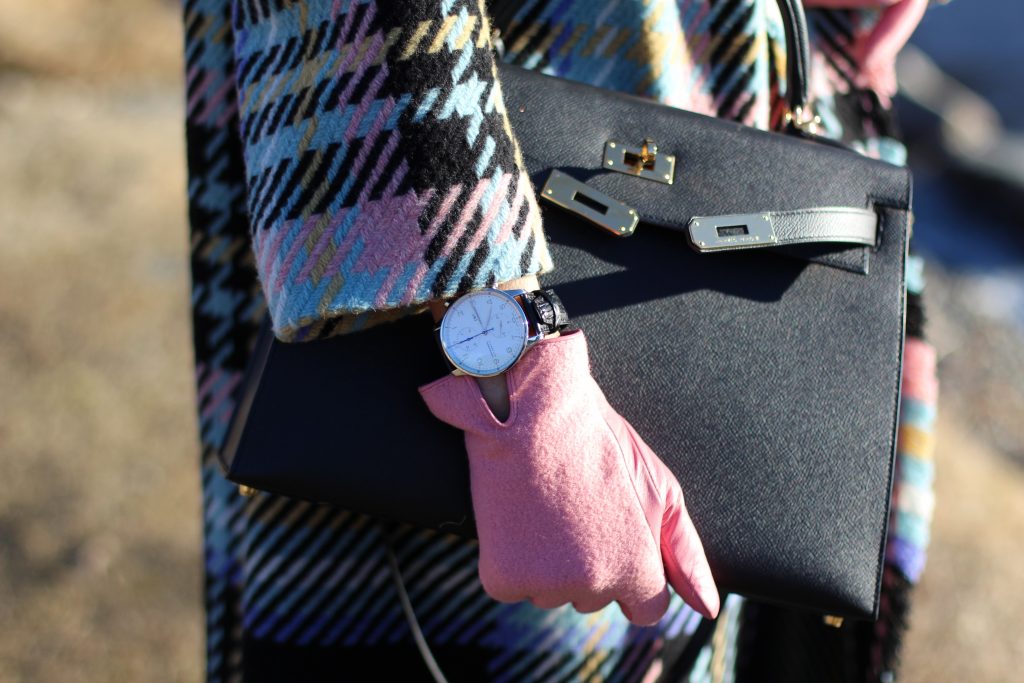 SANKT MORITZ - DEZEMBER : German model and fashion blogger Alexandra Lapp (@alexandralapp_) wearing an IWC Portugieser Chronograph, denim, coat, scarf, beanie, gloves and turtleneck by Marc Cain, Isabel Marant booties and a Kelly bag from Hermès on Dezember, 2016 in Sankt Moritz *** Local Caption *** Alexandra Lapp