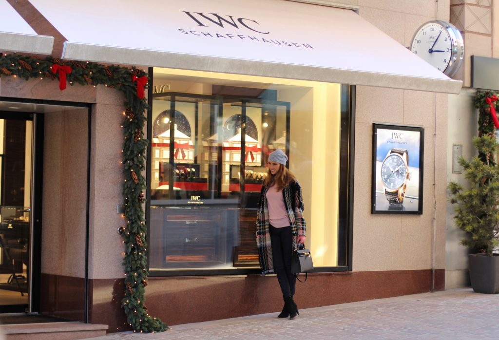 SANKT MORITZ - DEZEMBER : German model and fashion blogger Alexandra Lapp (@alexandralapp_) wearing an IWC Portugieser Chronograph, denim, coat, scarf, beanie, gloves and turtleneck by Marc Cain, Isabel Marant booties and a Kelly bag from Hermès on Dezember, 2016 in Sankt Moritz *** Local Caption *** Alexandra Lapp