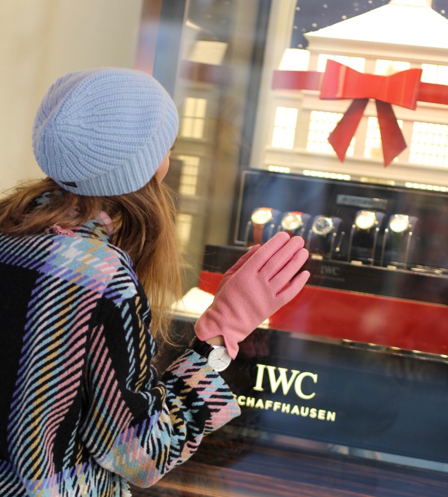 SANKT MORITZ - DEZEMBER : German model and fashion blogger Alexandra Lapp (@alexandralapp_) wearing an IWC Portugieser Chronograph, denim, coat, scarf, beanie, gloves and turtleneck by Marc Cain, Isabel Marant booties and a Kelly bag from Hermès on Dezember, 2016 in Sankt Moritz *** Local Caption *** Alexandra Lapp