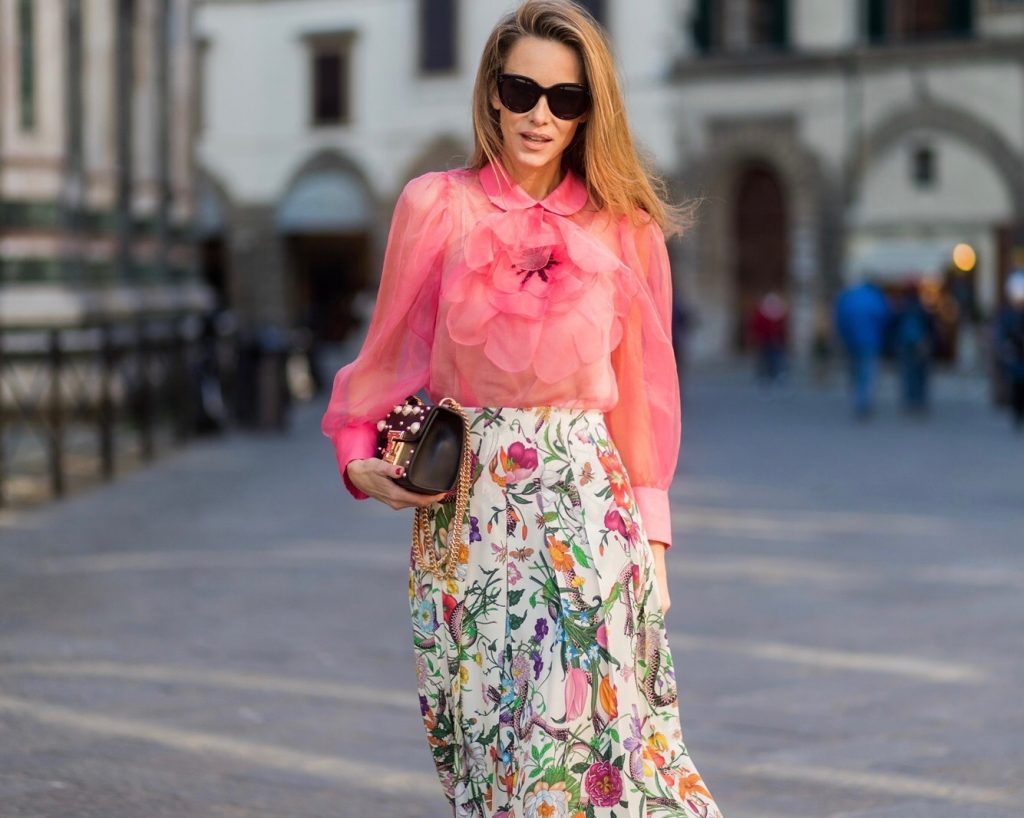 FLORENCE, ITALY - JANUARY 11: German fashion blogger and model Alexandra Lapp is wearing a black Padlock shoulder bag by Gucci , a pink blouse by Gucci, pleated Flora snake, silk skirt by Gucci, sunglasses from Celine, black Christian Louboutin pumps on January 11, 2017 in Florence, Italy. (Photo by Christian Vierig/Getty Images) *** Local Caption *** Alexandra Lapp