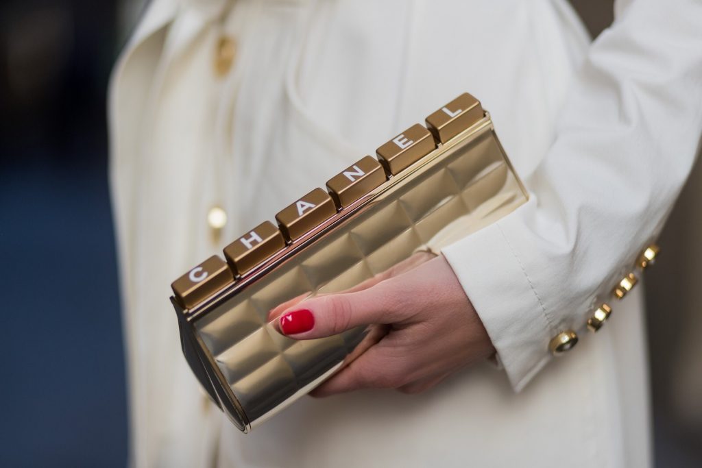 FLORENCE, ITALY - JANUARY 11: German fashion blogger and model Alexandra Lapp is wearing trenchcoat dress in white with golden buttons waisted with a belt from Talbot Runhof, Chanel mules and Chanel box clutch bag in gold (as seen on Carrie Bradshaw (Sarah Jessica Parker) in Sex and the City 2, sunglasses from Les Specs on January 11, 2017 in Florence, Italy. (Photo by Christian Vierig/Getty Images) *** Local Caption *** Alexandra Lapp