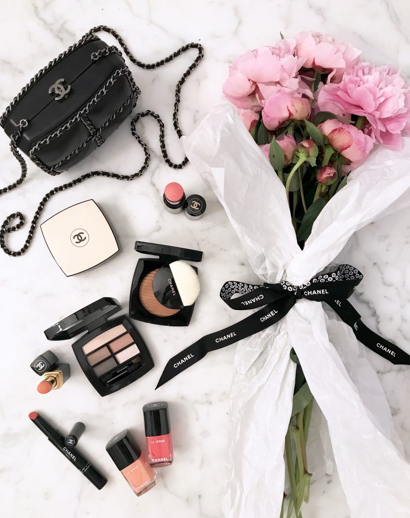 Les Beiges, Chanel Cruise Collection 2017, Chanel, Les Beiges Poudre Belle Mine Ensoleillée, Chanel Les Beiges Palette Regard Belle Mine Naturelle, Chanel Les Beiges Touche De Teint Belle Mine, Chanel Rouge Coco Stylo 227, Chanel Rouge Coco Stylo 217, Chanel Rige Coco Shine, Chanel Healthy Glow Sheer Colour Stick Model and Blogger Alexandra Lapp testing Les Beiges from Chanel, Makeup Chanel Cruise Collection 2017. Sun-kissed skin, glossy lips and flashes of subtle color – everything that magically spreads a perfect vacation vibe and look. Chanel’s global creative Makeup and Color Designer Lucia Pica designed a range of products in beautiful bronzes and cool colors and redefined the classic summer look.
