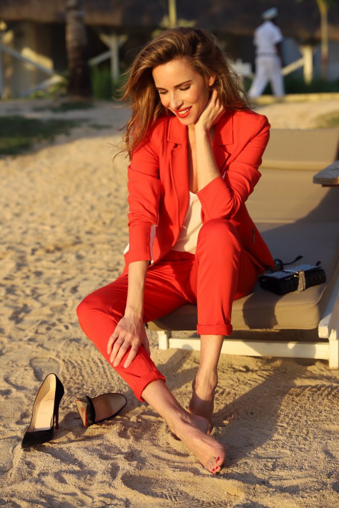 Airfield, Jadicted, Christian Louboutin, Saint Laurent, Céline Model & Blogger Alexandra Lapp in Red Vibes wearing a red suit from Airfield, a white silk top from Jadicted, Christian Louboutin black suede pumps, a small Kate Tassel Yves Saint Laurent handbag in black and black Céline sunglasses.