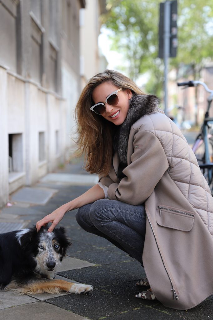Model and Blogger Alexandra Lapp wearing a Céline Box Bag Look with a wool coat with fur collar in taupe, a light white wool sweater by Zara, grey Levi’s jeans, camouflage Gianvito Rossi pumps, vintage Gucci sunglasses and a light grey Céline box bag in Düsseldorf, Germany.