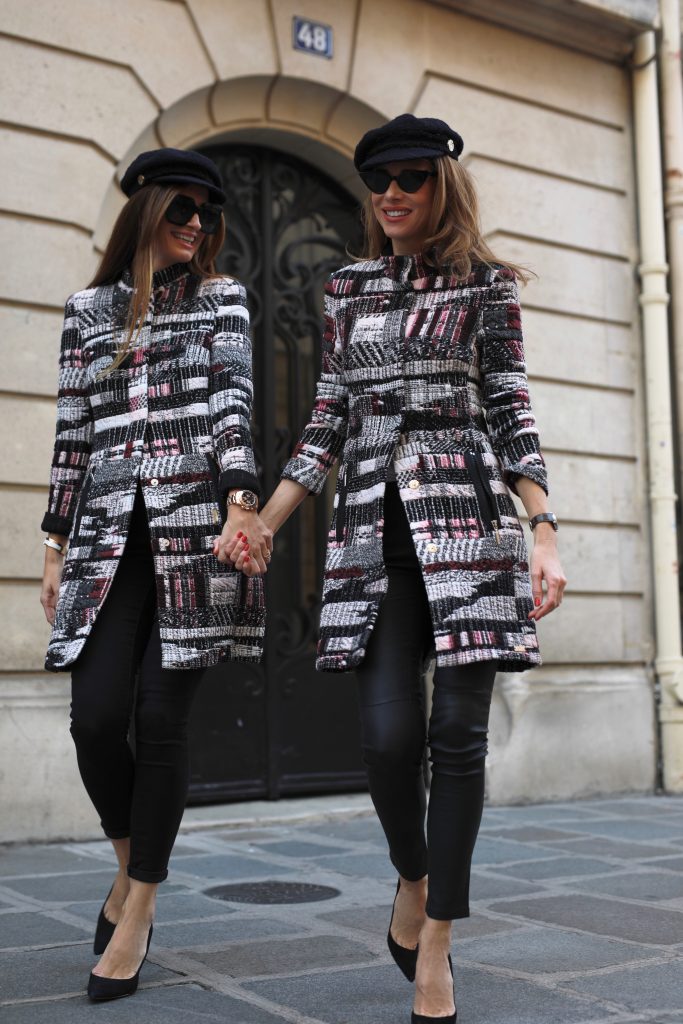 Alexandra Lapp in a Twinning Look with Lena Terlutter wearing a multi-colored Blazer Jacket in jersey jacquard by Airfield, black leather pants from Current Elliott, a simple white T-Shirt from Vince, vintage Chanel bakerboy cap in black, High Heels in black by Christian Louboutin and cat-eyed sunglasses in black by Illesteva.