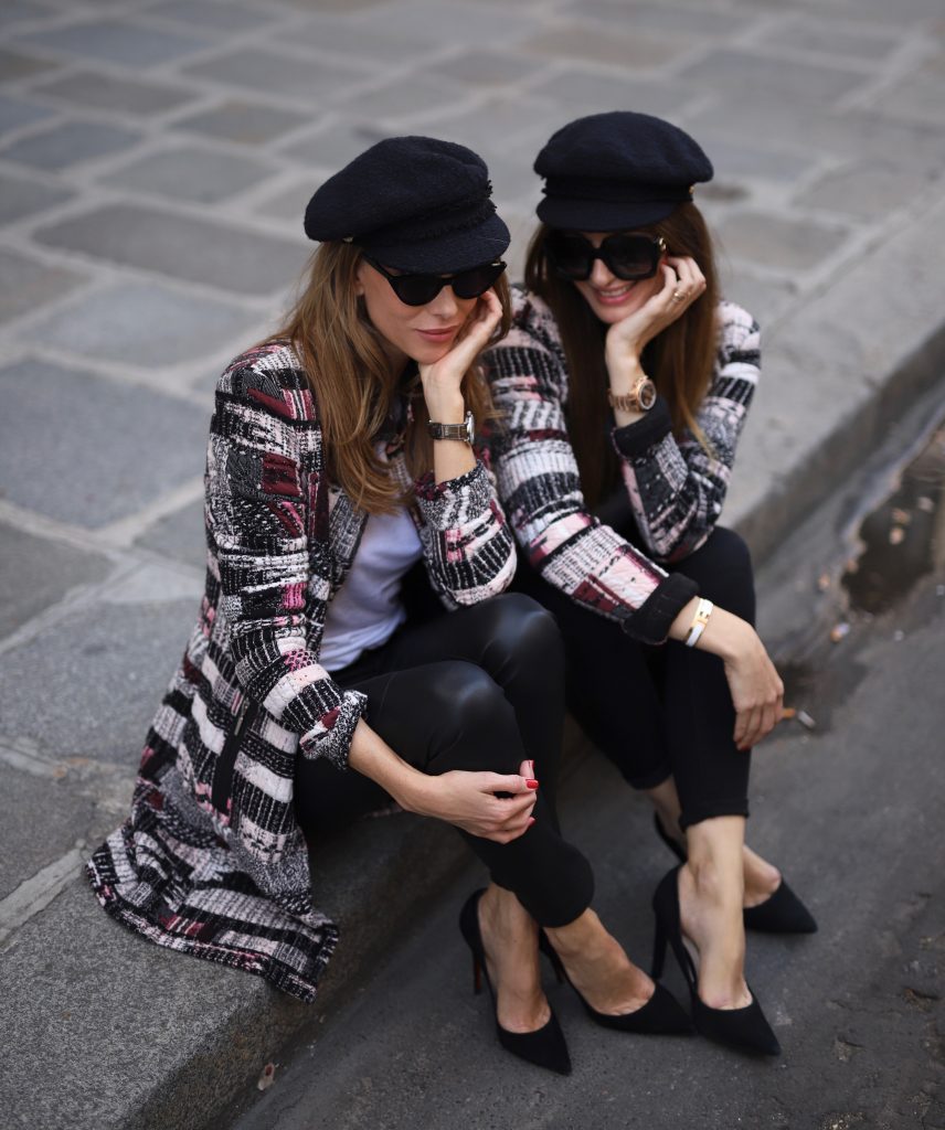 Alexandra Lapp in a Twinning Look with Lena Terlutter wearing a multi-colored Blazer Jacket in jersey jacquard by Airfield, black leather pants from Current Elliott, a simple white T-Shirt from Vince, vintage Chanel bakerboy cap in black, High Heels in black by Christian Louboutin and cat-eyed sunglasses in black by Illesteva.