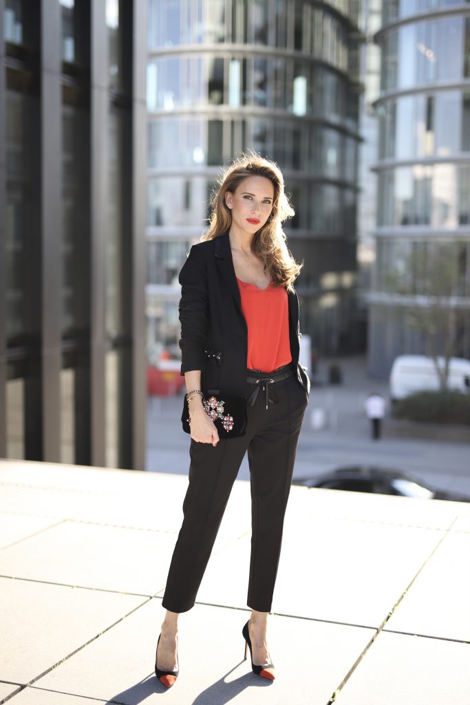 Airfield_black-suit_16-10-18_Alexandra-Lapp_14