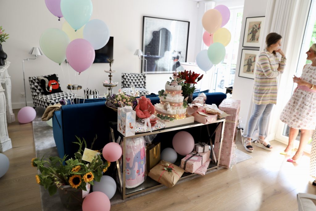 babyshower, Cake, Cookies, Cupcakes, Homemade We Eat Fine, Pastel Balloons, Helium Balloons, Balloon Garland Alexandra Lapp organizing a babyshower for her pregnant sister Isabel Lapp.