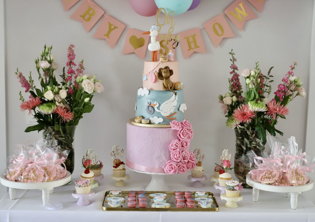 babyshower, Cake, Cookies, Cupcakes, Homemade We Eat Fine, Pastel Balloons, Helium Balloons, Balloon Garland Alexandra Lapp organizing a babyshower for her pregnant sister Isabel Lapp.