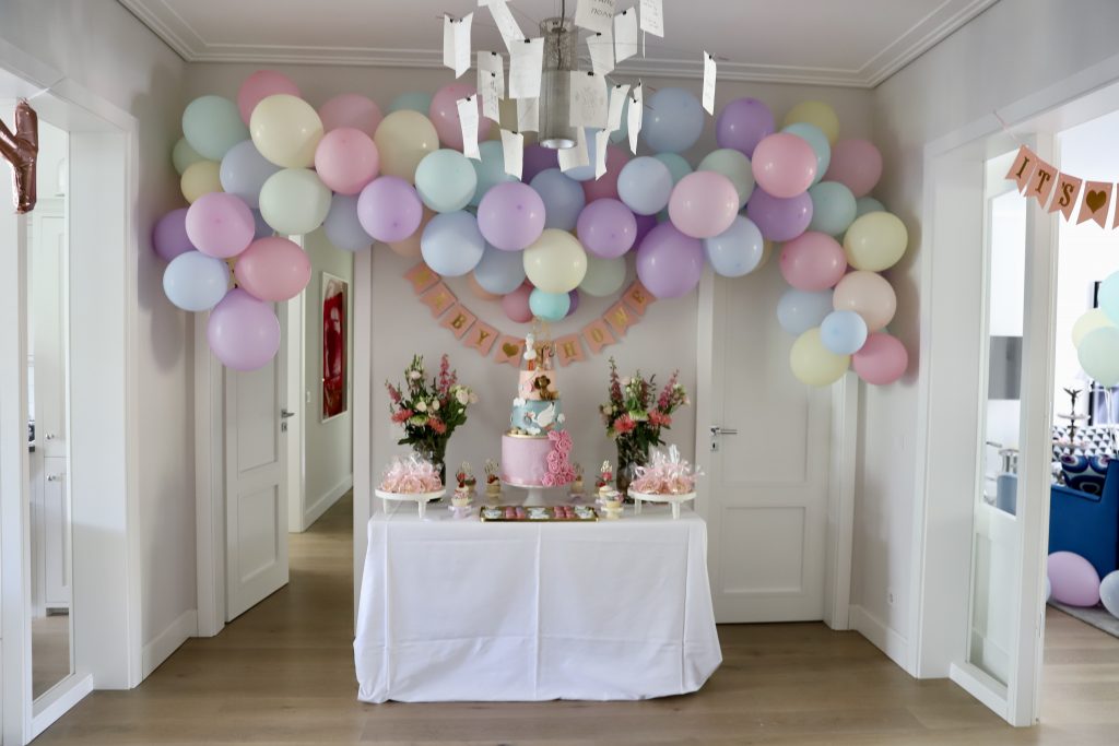 babyshower, Cake, Cookies, Cupcakes, Homemade We Eat Fine, Pastel Balloons, Helium Balloons, Balloon Garland Alexandra Lapp organizing a babyshower for her pregnant sister Isabel Lapp.