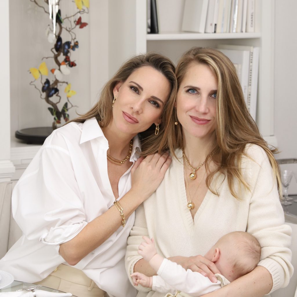 Alexandra Lapp and her family is wishing Happy Holidays, all looks by Breuninger Düsseldorf and jewelery by Tiffany & Co. 