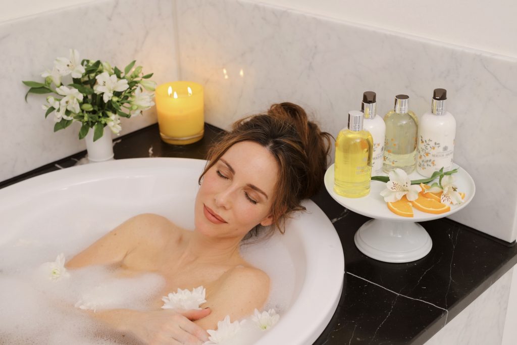 Alexandra Lapp zelebriert ihr Baderitual mit Orange & Bergamotte Serie von Molton Brown.