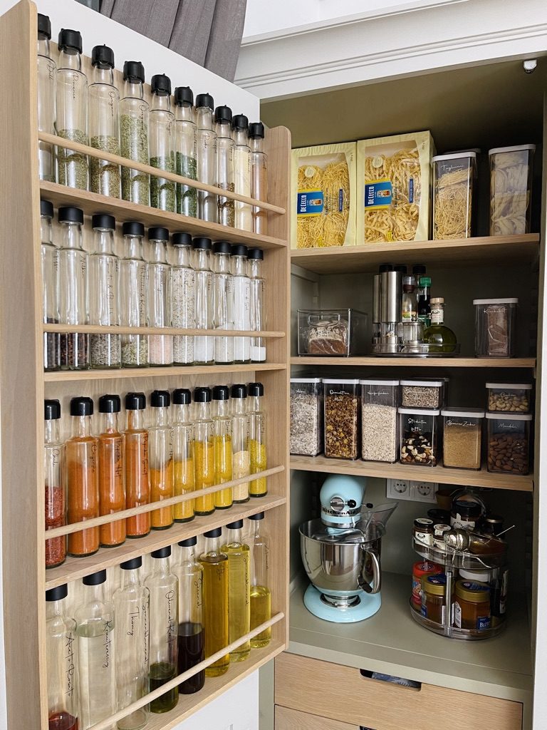 Alexandra Lapp is organizing her kitchen with the home organization company Kaiserplatz - Schöner Wohnen from Düsseldorf.
