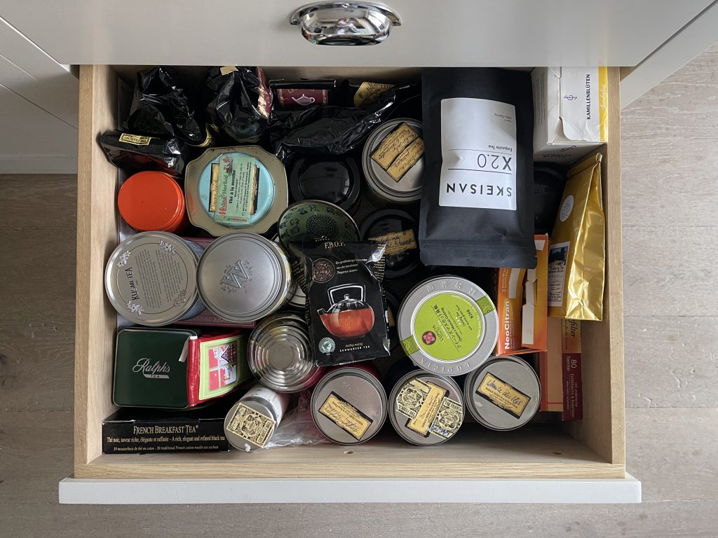 Alexandra Lapp is organizing her kitchen with the home organization company Kaiserplatz - Schöner Wohnen from Düsseldorf.