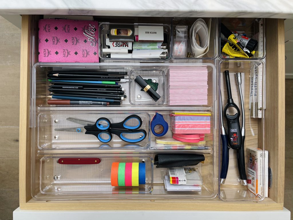 Alexandra Lapp is organizing her kitchen with the home organization company Kaiserplatz - Schöner Wohnen from Düsseldorf.