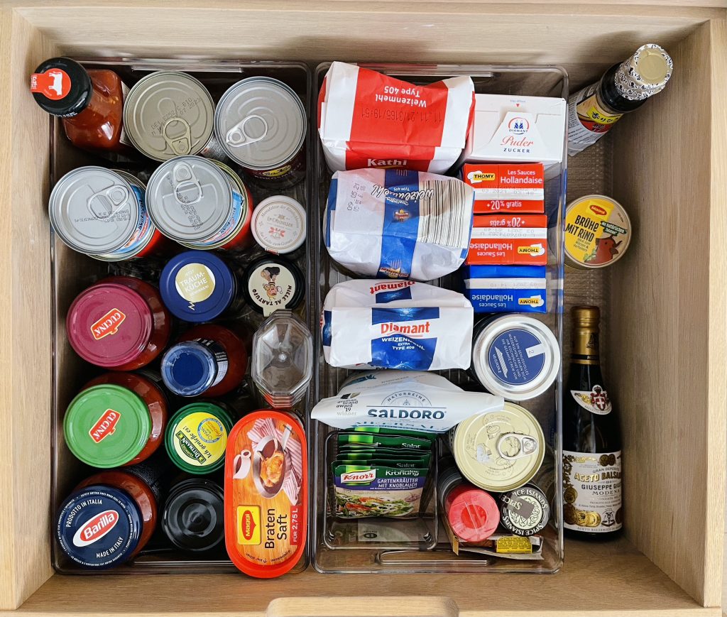 Alexandra Lapp is organizing her kitchen with the home organization company Kaiserplatz - Schöner Wohnen from Düsseldorf.