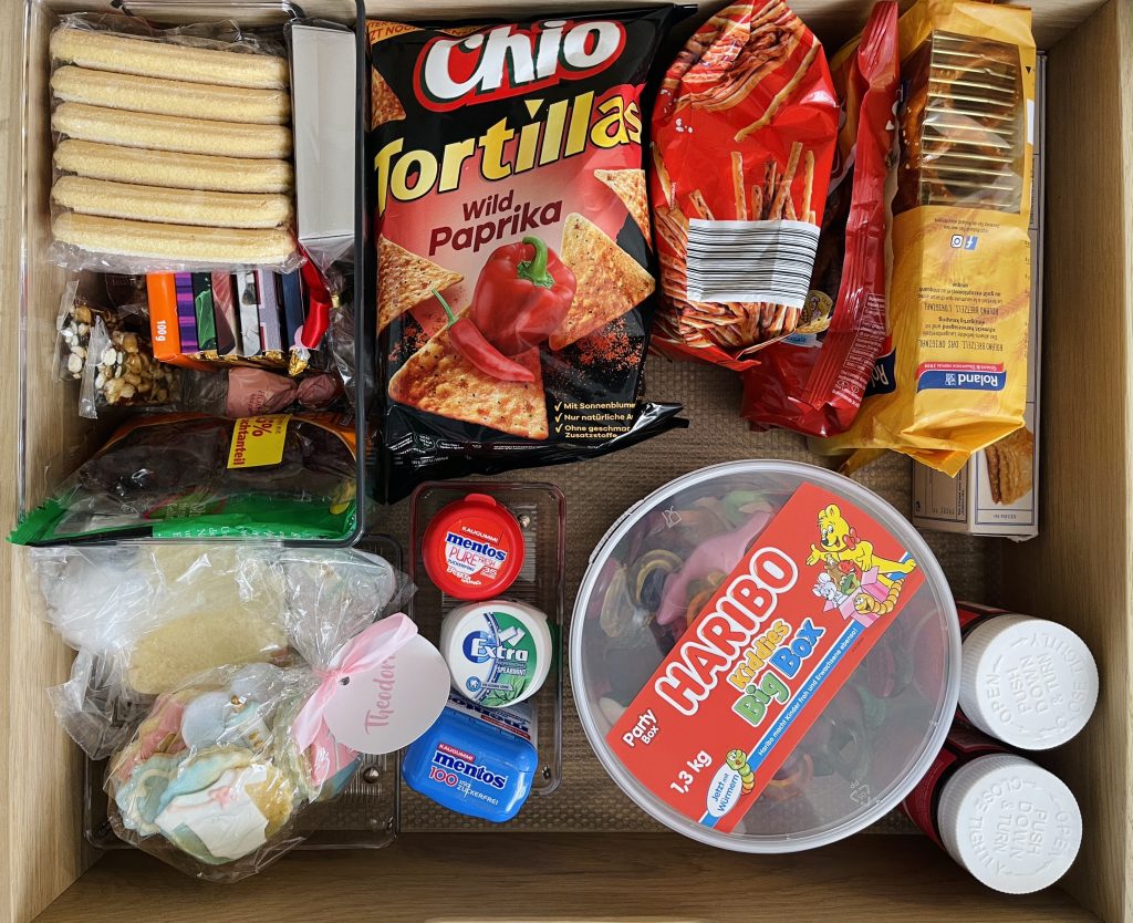 Alexandra Lapp is organizing her kitchen with the home organization company Kaiserplatz - Schöner Wohnen from Düsseldorf.