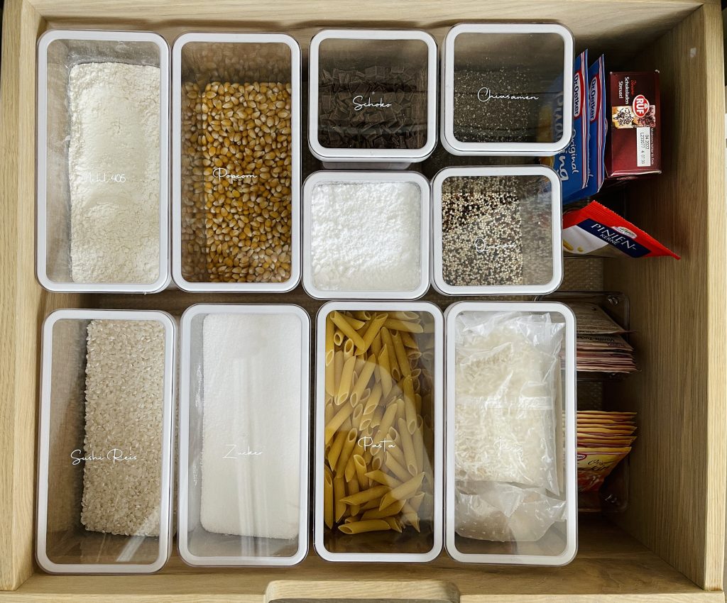 Alexandra Lapp is organizing her kitchen with the home organization company Kaiserplatz - Schöner Wohnen from Düsseldorf.