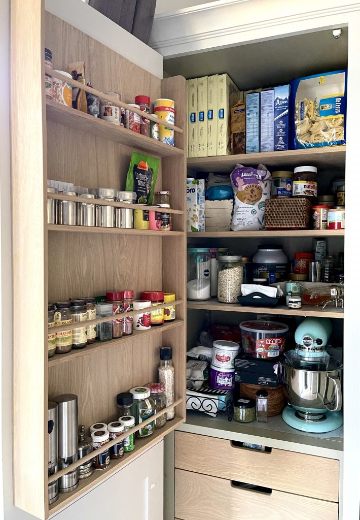 Alexandra Lapp is organizing her kitchen with the home organization company Kaiserplatz - Schöner Wohnen from Düsseldorf.