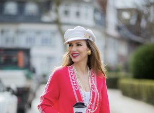 Alexandra Lapp is seen wearing CHANEL cardigan, CHANEL vintage jewelry and brooch, CHANEL BAKER BOY hat, JAMES PERSE tank top, LEVIS denim, CHANEL padded bag, PRADA pumps. Complete look by SuperBrands Secondhand.