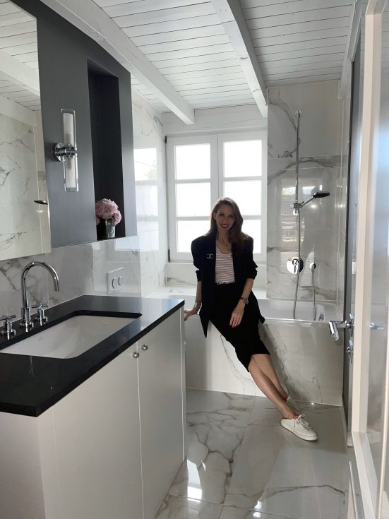 Alexandra Lapp is refurbishing the bathroom of her new apartment with products by Villeroy & Boch Fliesen, Villeroy & Boch, Caparol Icons, Dornbracht, Thelen Drifte, Naturstein Meyer, and Furnierholz Handelsgesellschaft.