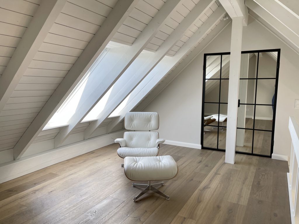 Alexandra Lapp is refurbishing her apartment in cooperation with Thelen Drifte, Furnierholz Düsseldorf, Caparol Icons, Loft FX, Parkett Dietrich.