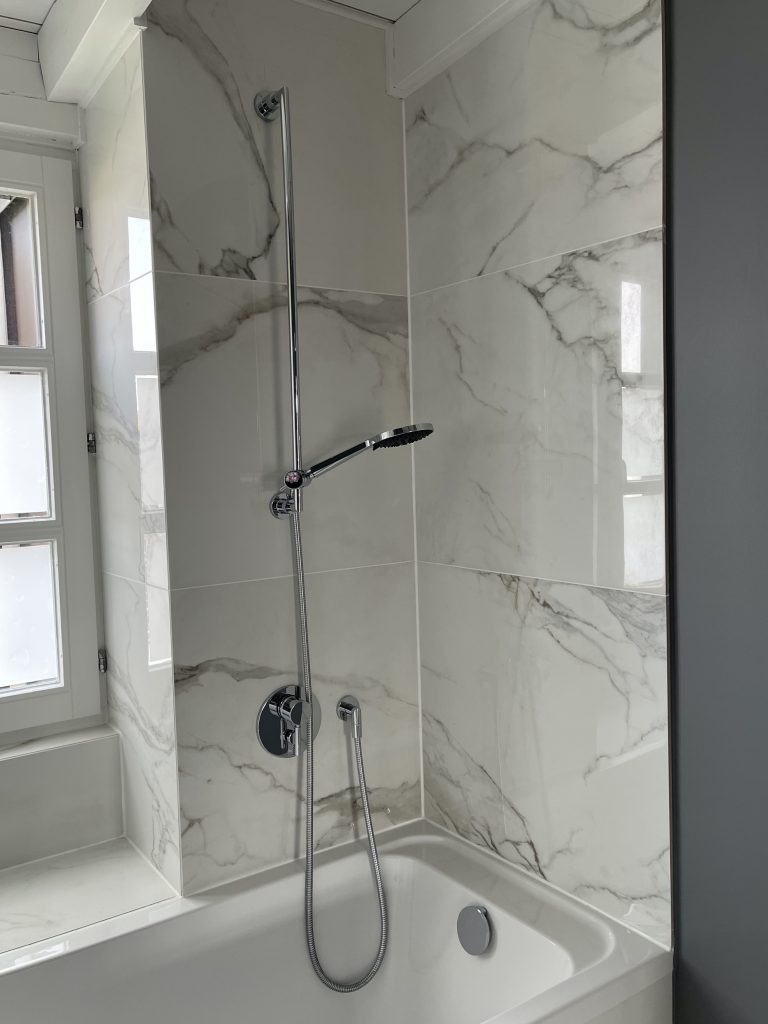 Alexandra Lapp is refurbishing the bathroom of her new apartment with products by Villeroy & Boch Fliesen, Villeroy & Boch, Caparol Icons, Dornbracht, Thelen Drifte, Naturstein Meyer, and Furnierholz Handelsgesellschaft.