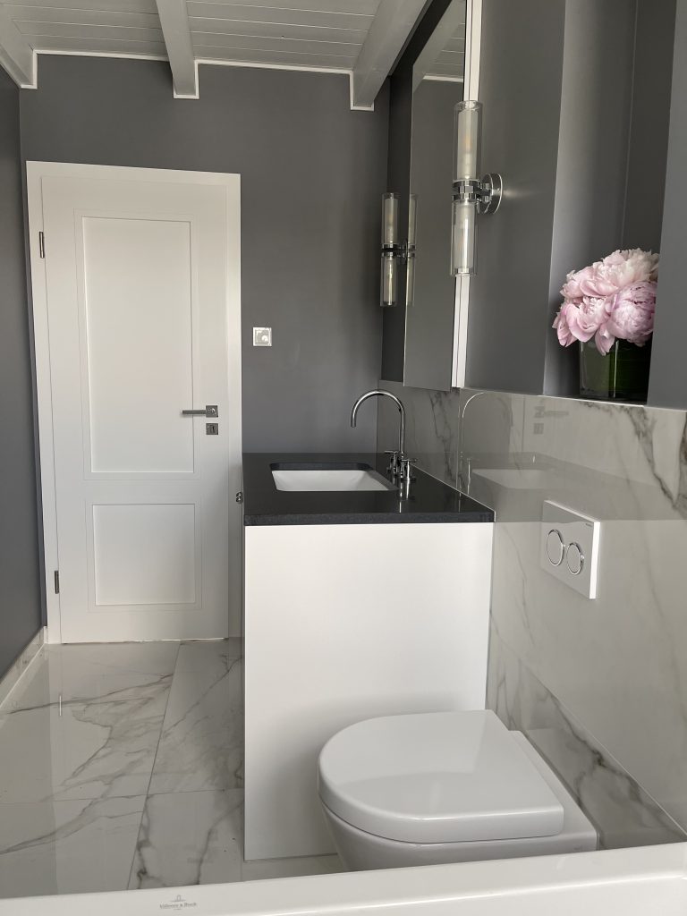 Alexandra Lapp is refurbishing the bathroom of her new apartment with products by Villeroy & Boch Fliesen, Villeroy & Boch, Caparol Icons, Dornbracht, Thelen Drifte, Naturstein Meyer, and Furnierholz Handelsgesellschaft.