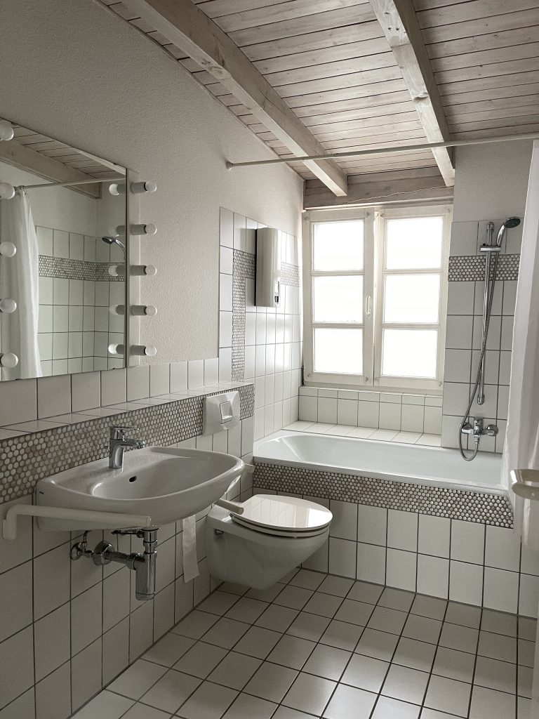 Alexandra Lapp is refurbishing the bathroom of her new apartment with products by Villeroy & Boch Fliesen, Villeroy & Boch, Caparol Icons, Dornbracht, Thelen Drifte, Naturstein Meyer, and Furnierholz Handelsgesellschaft.