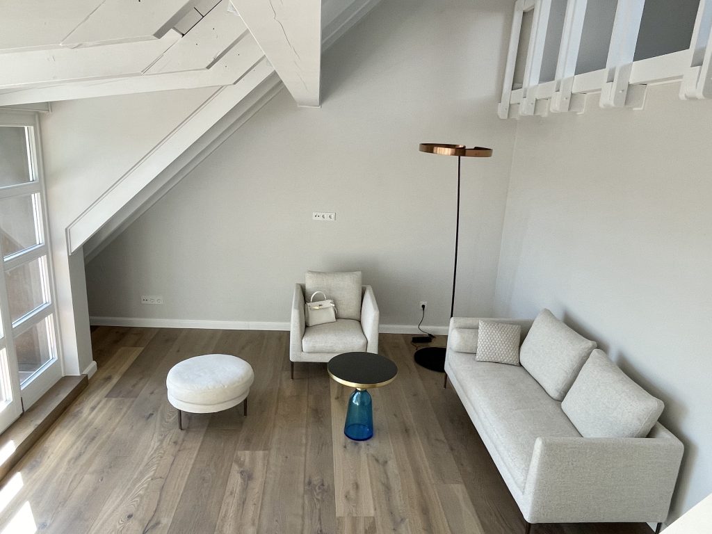 Alexandra Lapp is refurbishing her apartment in cooperation with Thelen Drifte, Furnierholz Düsseldorf, Caparol Icons, Loft FX, Parkett Dietrich.