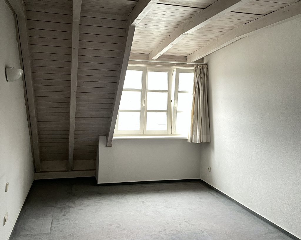 Alexandra Lapp is refurbishing her apartment in cooperation with Thelen Drifte, Furnierholz Düsseldorf, Caparol Icons, Loft FX, Parkett Dietrich.