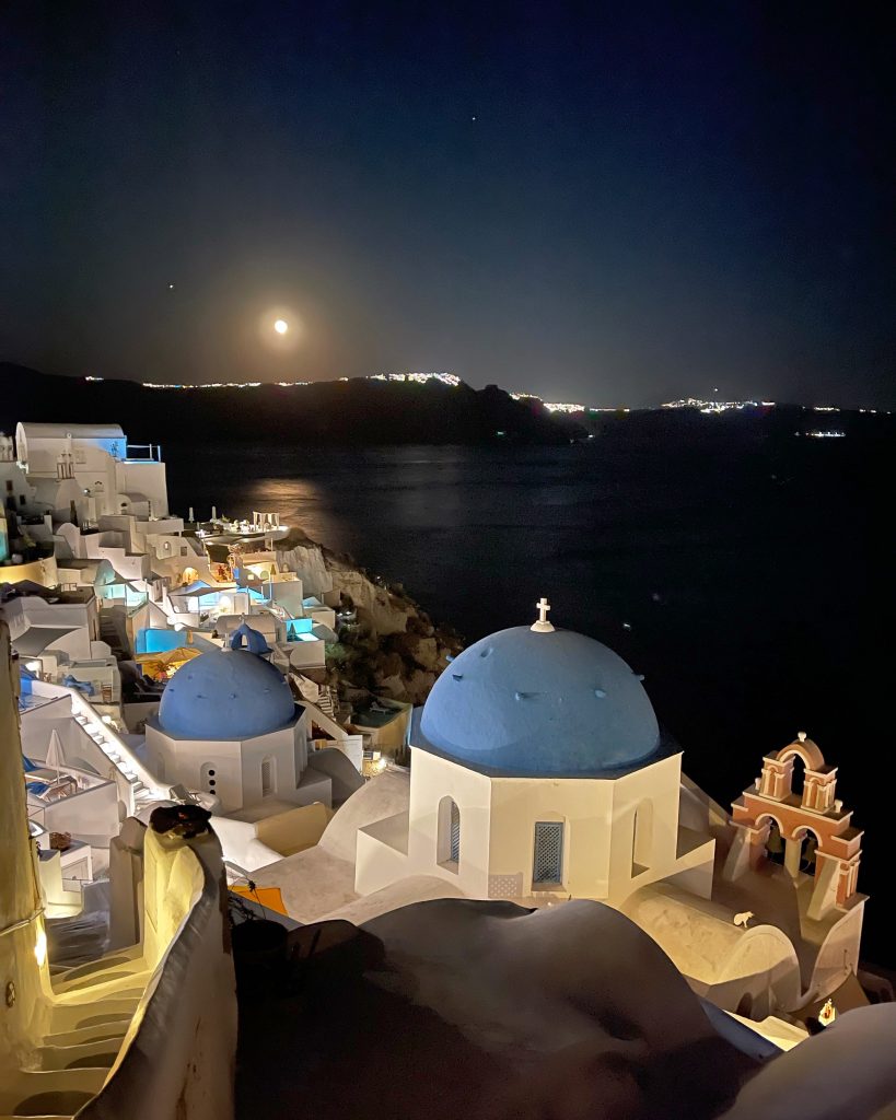 Alexandra Lapp is enjoying her summer holidays in the beautiful village Oia on Santorini.