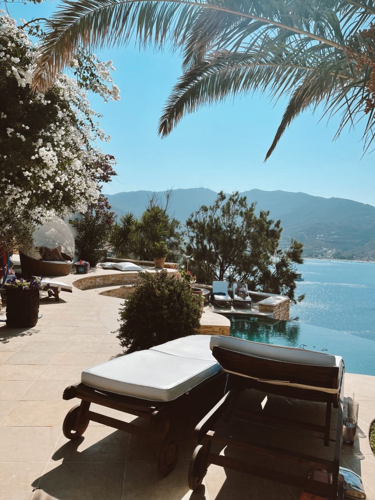 Alexandra Lapp is spending a good time with friends at the Cycladic Gem Luxury Villa, on Ios in Greece.