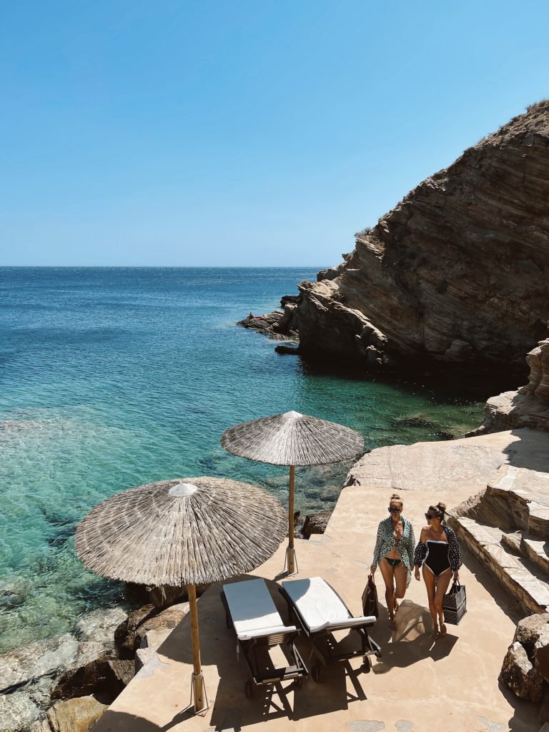 Alexandra Lapp is spending a good time with friends at the Cycladic Gem Luxury Villa, on Ios in Greece.