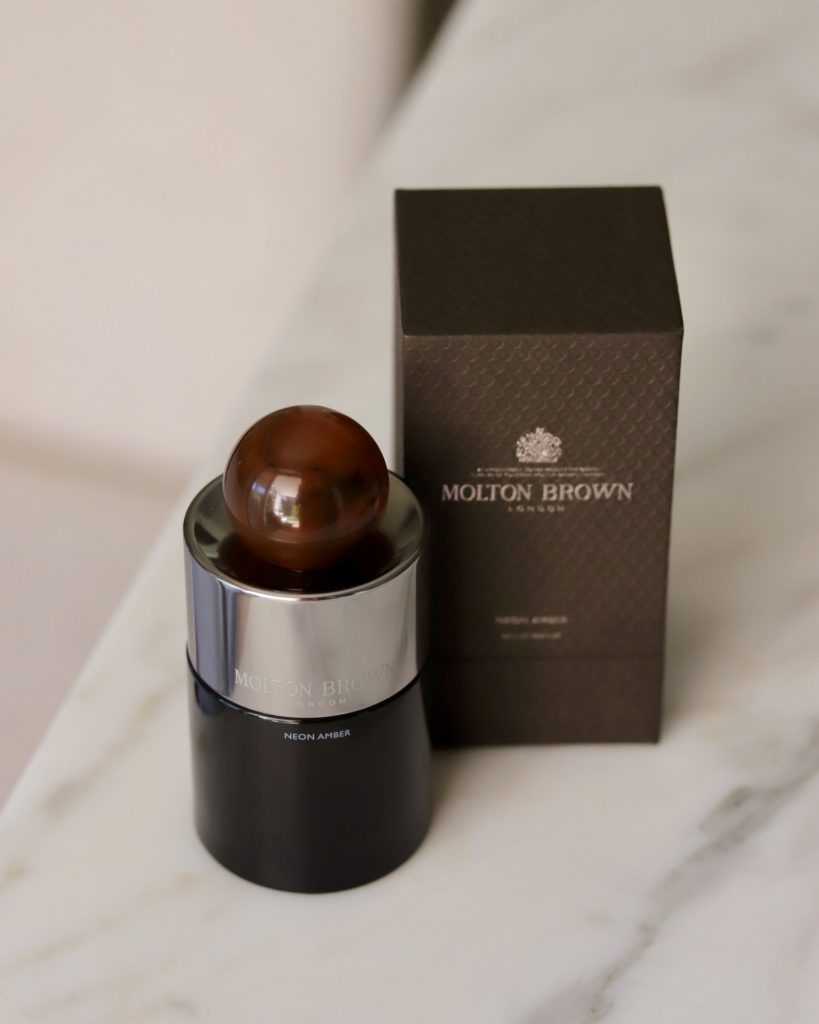 Alexandra Lapp celebrates brave and adventurous looks with the new fragrance NEON AMBER by MOLTON BROWN. 