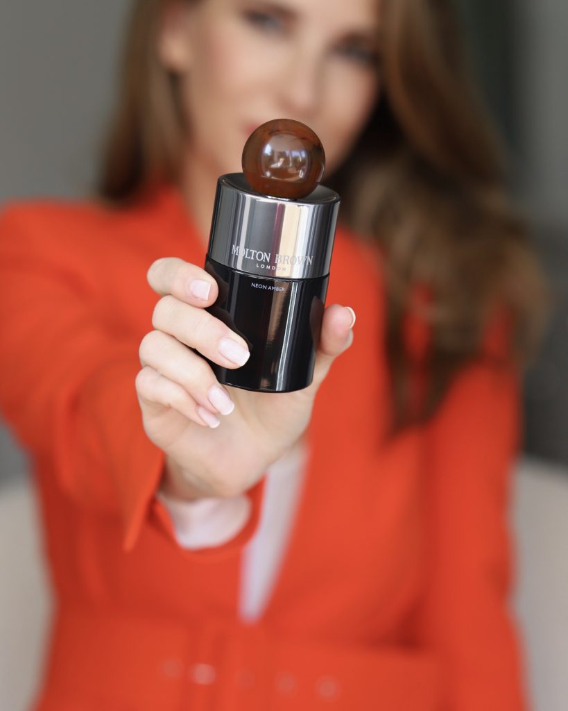 Alexandra Lapp celebrates brave and adventurous looks with the new fragrance NEON AMBER by MOLTON BROWN. 