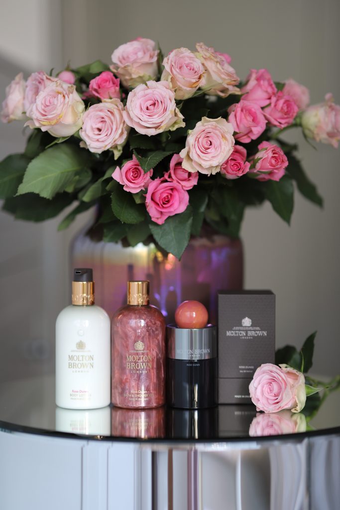 Alexandra Lapp startet nach dem Auflegen von ROSE DUNES Eau de Parfum von MOLTON BROWN kraftvoll und voller Selbstbewusstsein in den Tag. Der Duft unterstützt sie dabei schillernd, geheimnisvoll und betörend ein unvergleichliches Selbstbewusstsein zu verströmen und nennt aus diesem Grund ROSE DUNES von MOLTON BROWN ihren Confidence Booster!