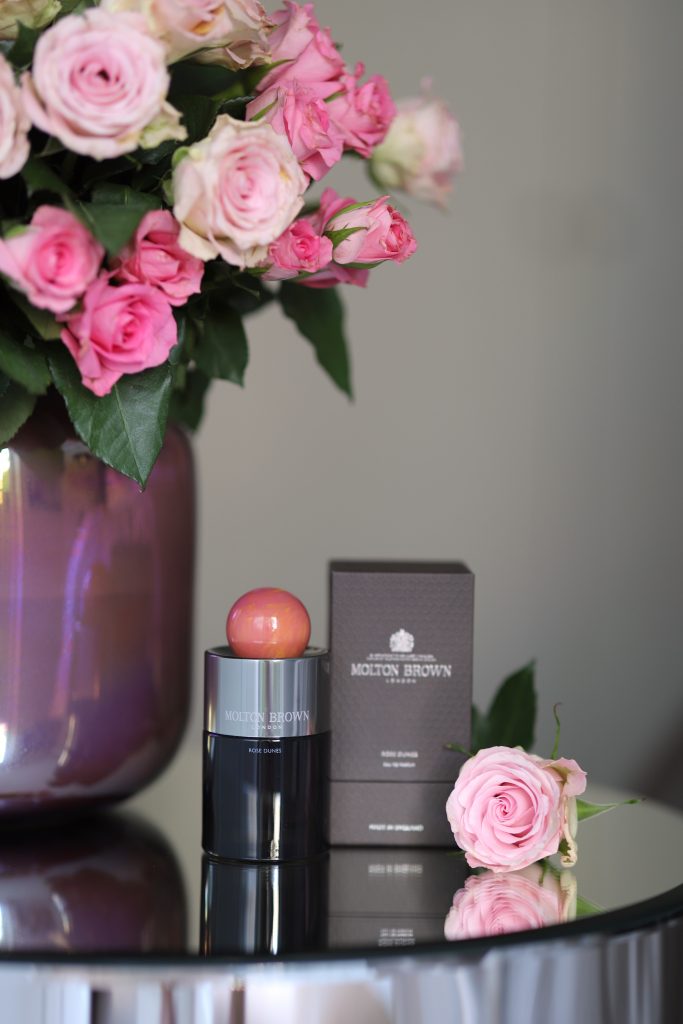 Alexandra Lapp startet nach dem Auflegen von ROSE DUNES Eau de Parfum von MOLTON BROWN kraftvoll und voller Selbstbewusstsein in den Tag. Der Duft unterstützt sie dabei schillernd, geheimnisvoll und betörend ein unvergleichliches Selbstbewusstsein zu verströmen und nennt aus diesem Grund ROSE DUNES von MOLTON BROWN ihren Confidence Booster!