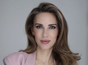 Alexandra Lapp startet nach dem Auflegen von ROSE DUNES Eau de Parfum von MOLTON BROWN kraftvoll und voller Selbstbewusstsein in den Tag. Der Duft unterstützt sie dabei schillernd, geheimnisvoll und betörend ein unvergleichliches Selbstbewusstsein zu verströmen und nennt aus diesem Grund ROSE DUNES von MOLTON BROWN ihren Confidence Booster!