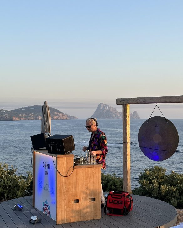 Alexandra Lapp enjoys an amazing time at 7PINES RESORT IBIZA together with her family at this unique and breathtaking location.