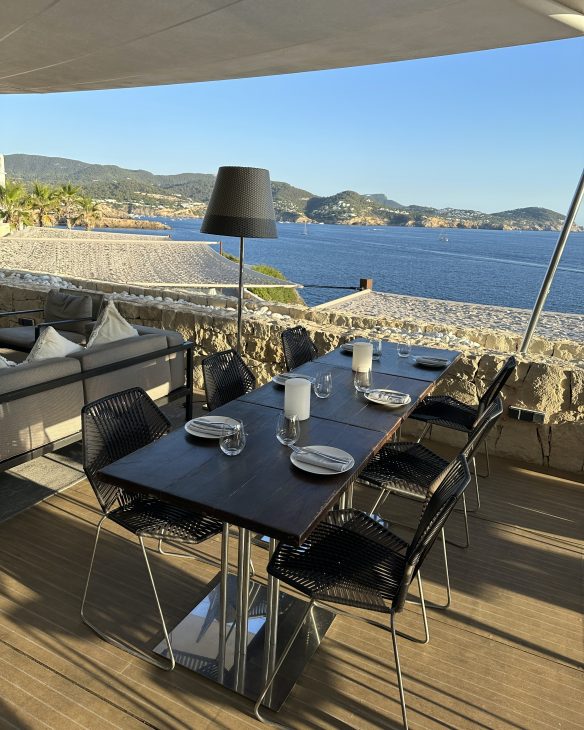Alexandra Lapp enjoys an amazing time at 7PINES RESORT IBIZA together with her family at this unique and breathtaking location.