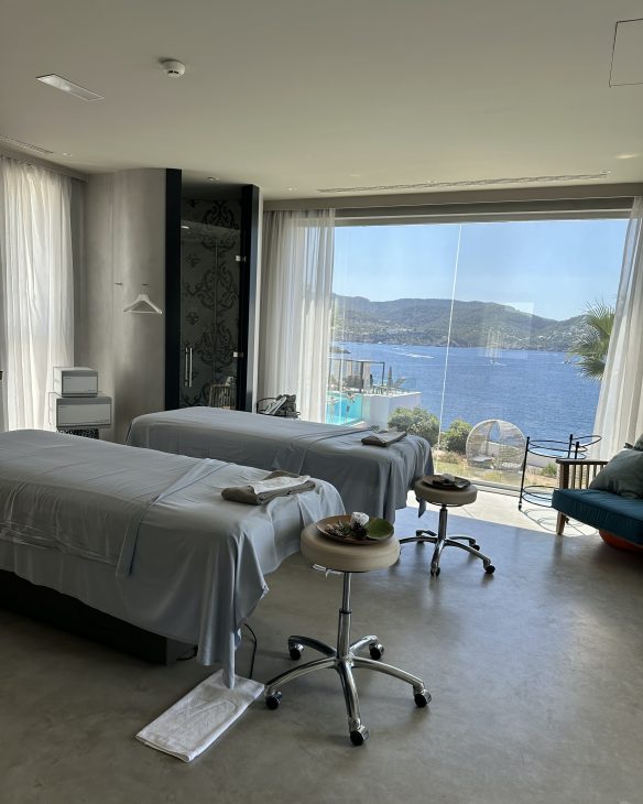 Alexandra Lapp enjoys an amazing time at 7PINES RESORT IBIZA together with her family at this unique and breathtaking location.