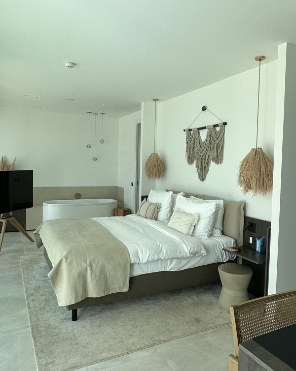 Alexandra Lapp enjoys an amazing time at 7PINES RESORT IBIZA together with her family at this unique and breathtaking location.