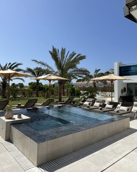 Alexandra Lapp enjoys an amazing time at 7PINES RESORT IBIZA together with her family at this unique and breathtaking location.